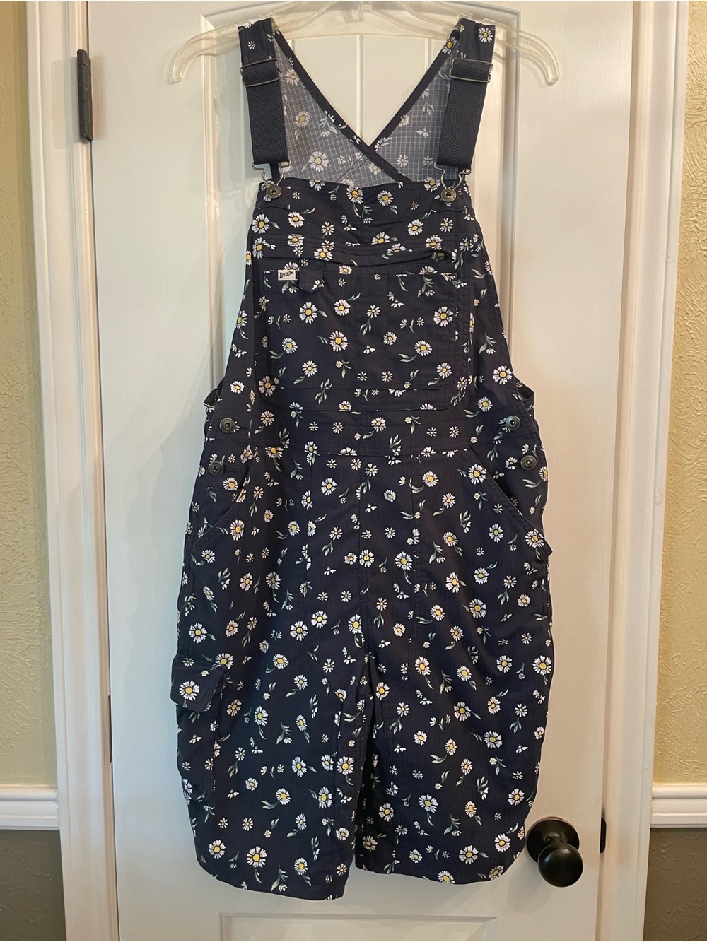 Duluth Heirloom daisy short overalls, size M